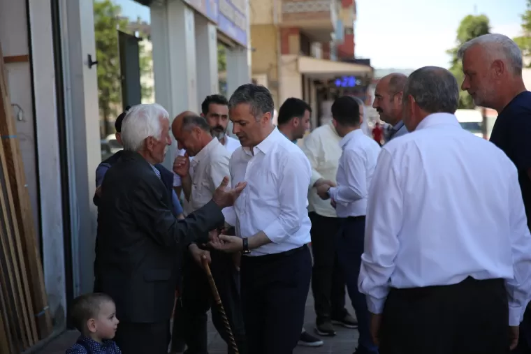 BAŞKAN BIYIK VATANDAŞLA BAYRAMLAŞTI