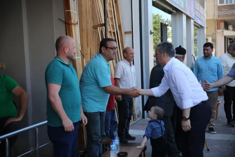 BAŞKAN BIYIK VATANDAŞLA BAYRAMLAŞTI