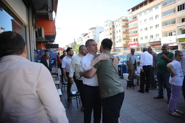 BAŞKAN BIYIK VATANDAŞLA BAYRAMLAŞTI