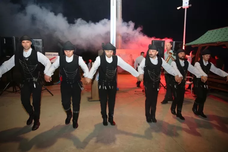 Yomra zaferi kutladı