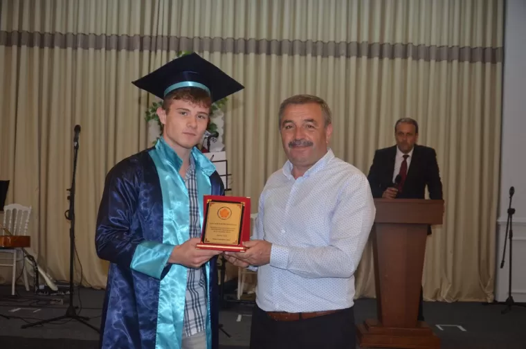 Yomra Anadolu Lisesi’nden Muhteşem mezuniyet