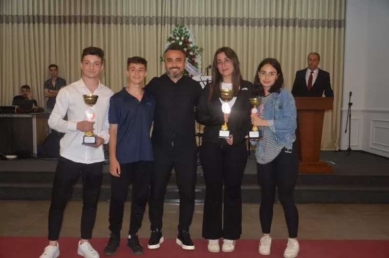 Yomra Anadolu Lisesi’nden Muhteşem mezuniyet