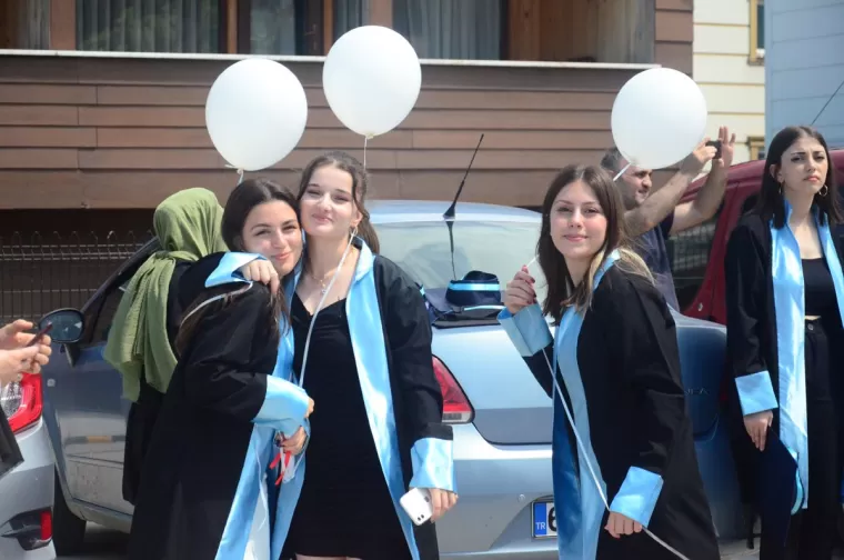 Yomra Anadolu Lisesi’nden Muhteşem mezuniyet