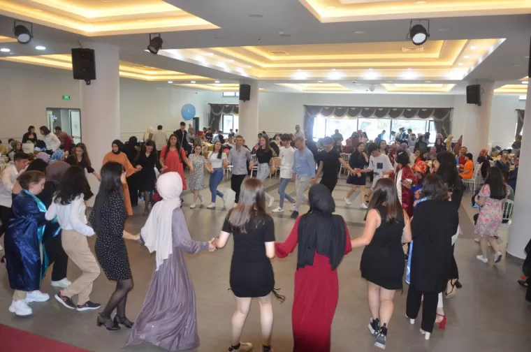 Yomra Anadolu Lisesi’nden Muhteşem mezuniyet