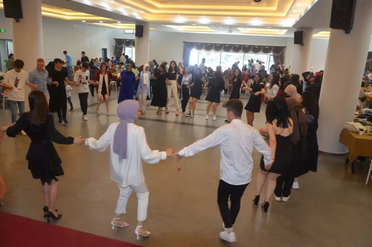 Yomra Anadolu Lisesi’nden Muhteşem mezuniyet