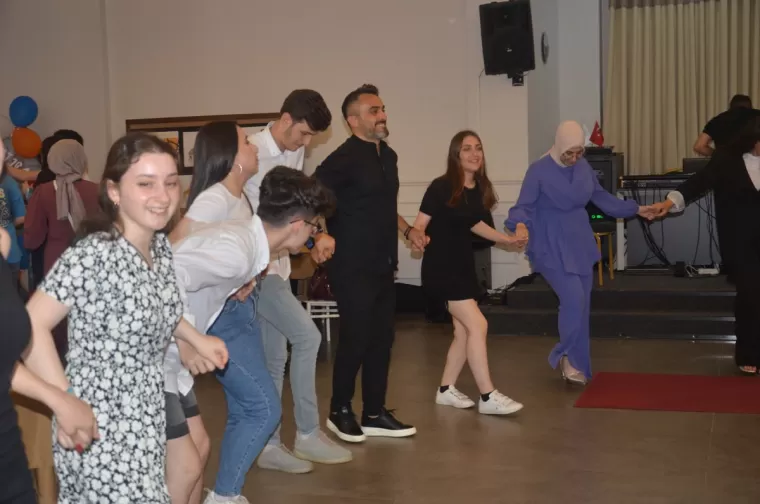 Yomra Anadolu Lisesi’nden Muhteşem mezuniyet