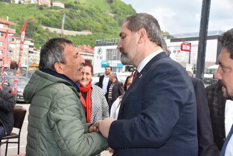 Mustafa Şen’e Yomra’da büyük ilgi