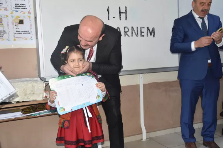 Yomra Kaymakamı Öztabak Miniklerin sevincine ortak oldu