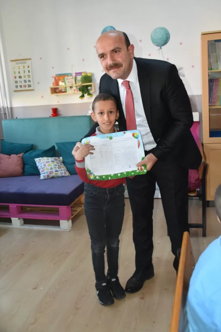 Yomra Kaymakamı Öztabak Miniklerin sevincine ortak oldu
