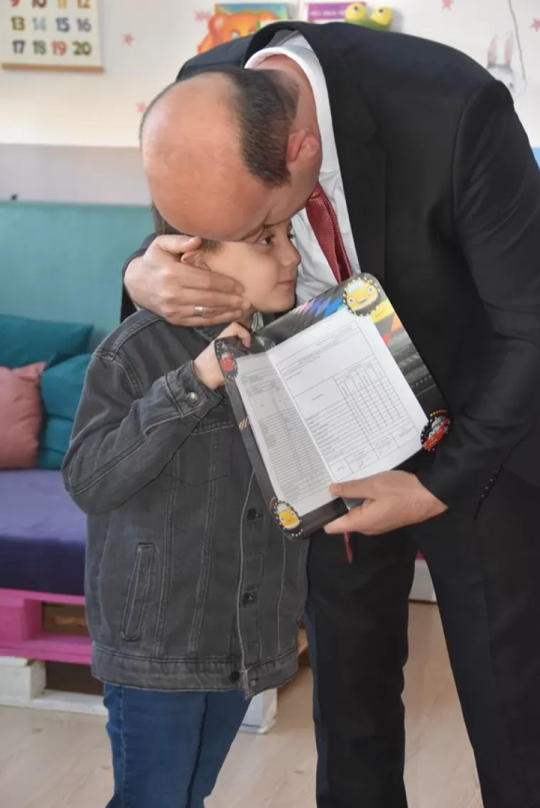 Yomra Kaymakamı Öztabak Miniklerin sevincine ortak oldu
