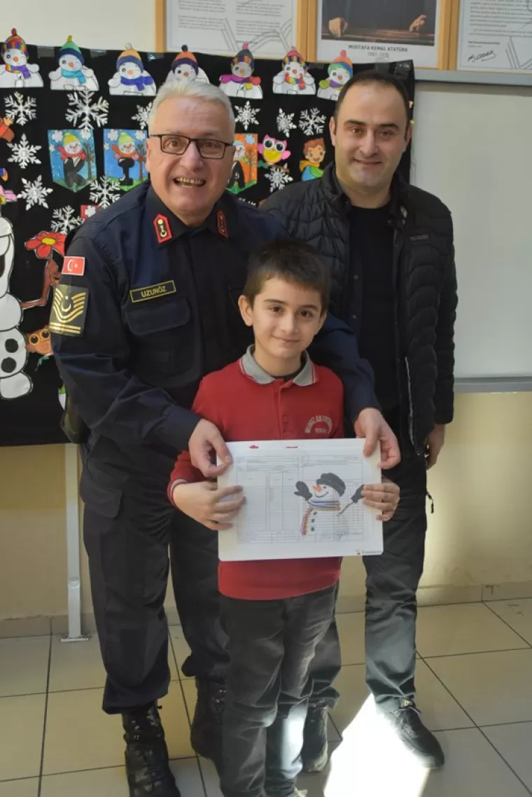 Yomra Kaymakamı Öztabak Miniklerin sevincine ortak oldu