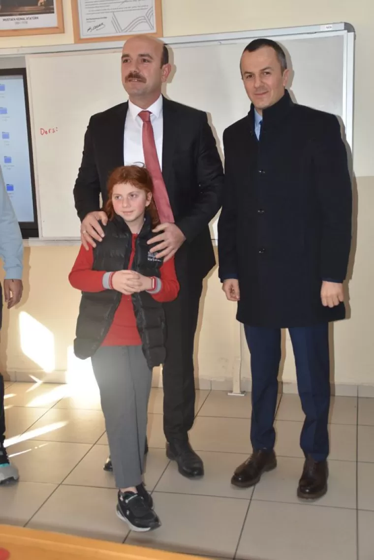 Yomra Kaymakamı Öztabak Miniklerin sevincine ortak oldu