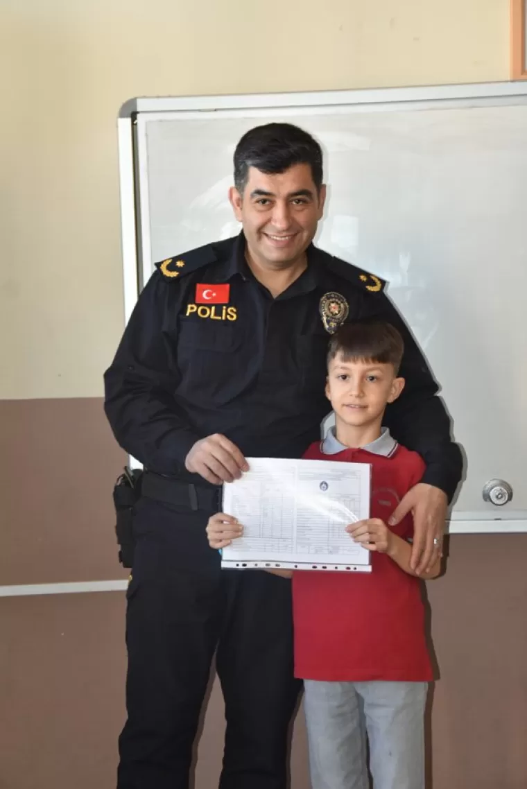 Yomra Kaymakamı Öztabak Miniklerin sevincine ortak oldu