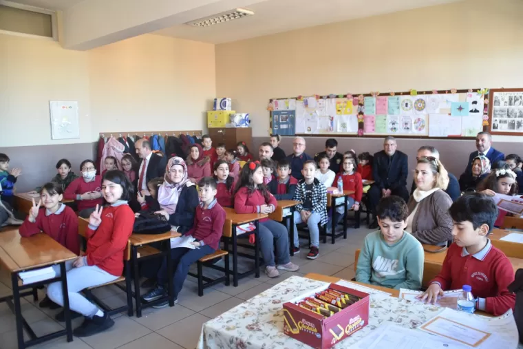 Yomra Kaymakamı Öztabak Miniklerin sevincine ortak oldu