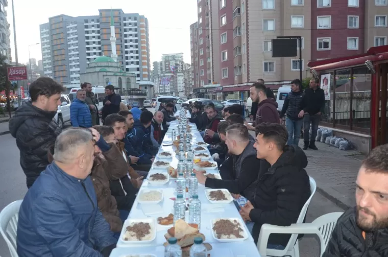 Kaşüstülü gençler iftarda buluştu