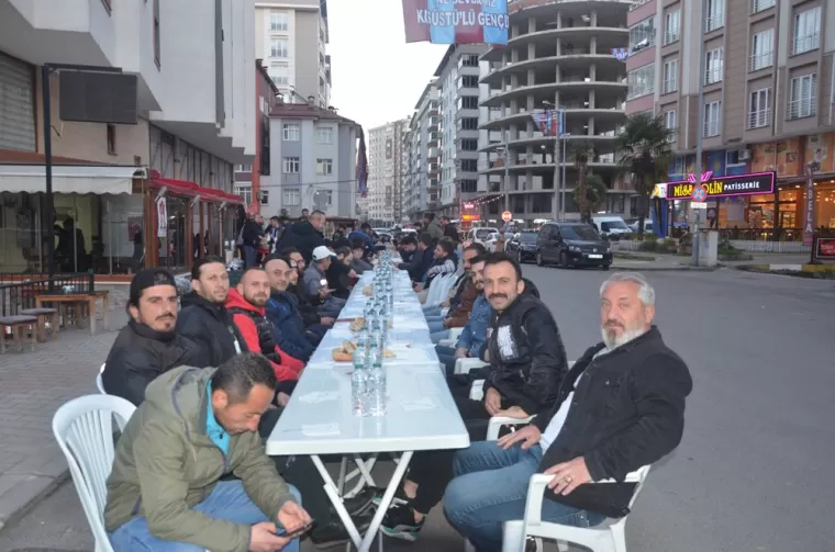 Kaşüstülü gençler iftarda buluştu