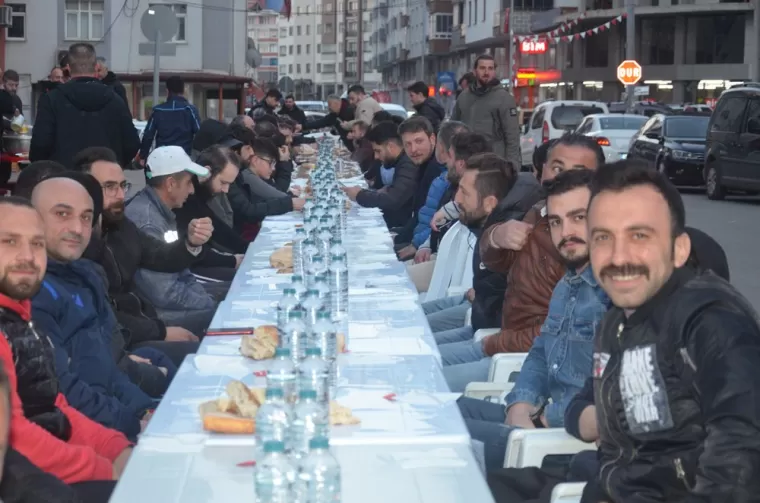 Kaşüstülü gençler iftarda buluştu