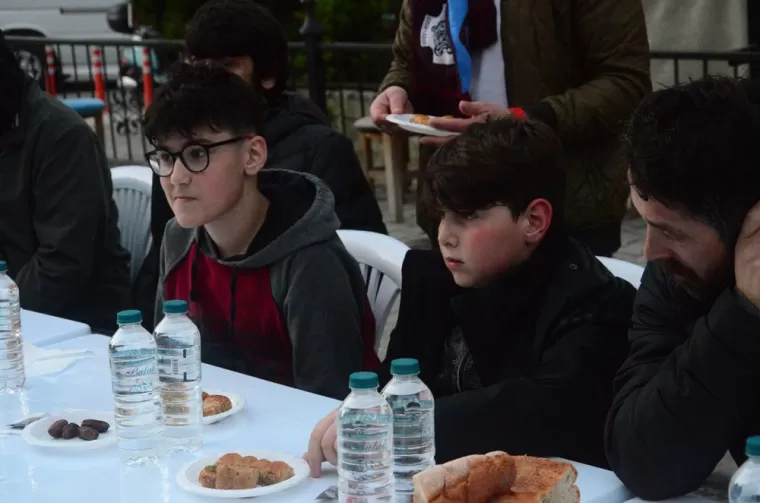 Kaşüstülü gençler iftarda buluştu