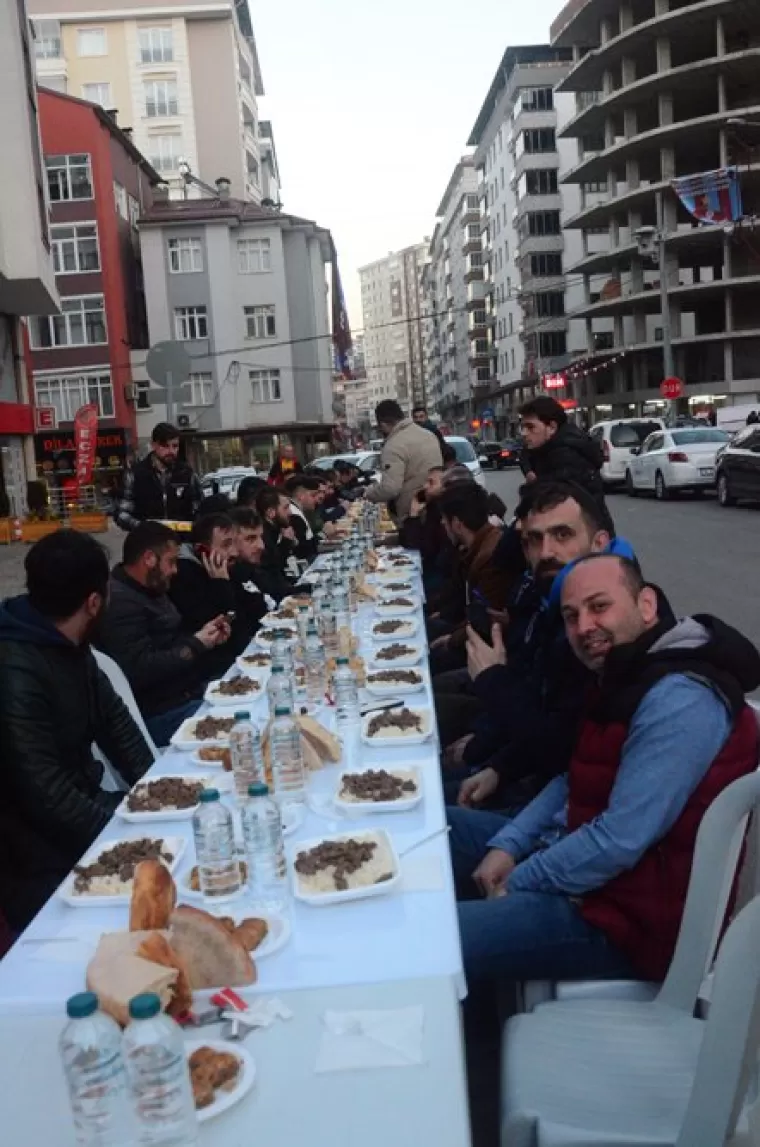 Kaşüstülü gençler iftarda buluştu