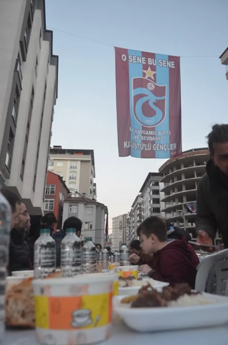 Kaşüstülü gençler iftarda buluştu