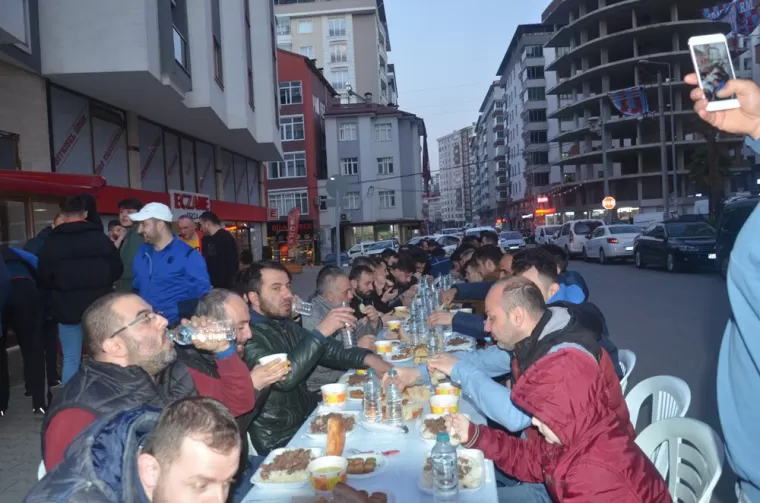 Kaşüstülü gençler iftarda buluştu