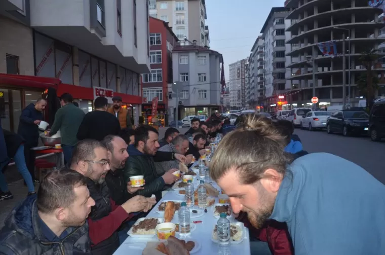Kaşüstülü gençler iftarda buluştu