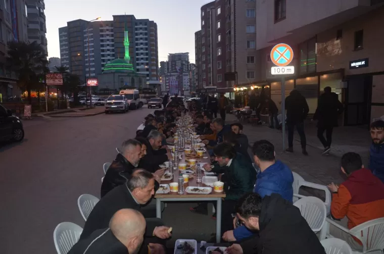 Kaşüstülü gençler iftarda buluştu