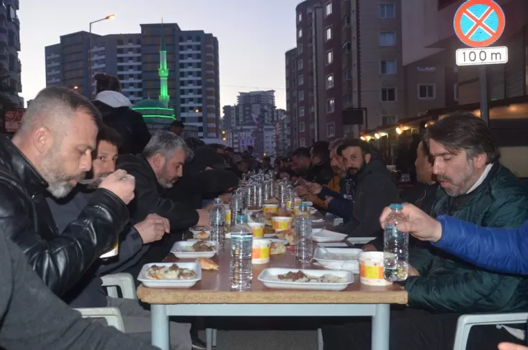 Kaşüstülü gençler iftarda buluştu