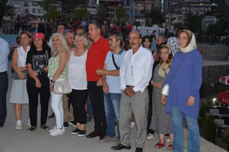 Yomra zaferi kutladı