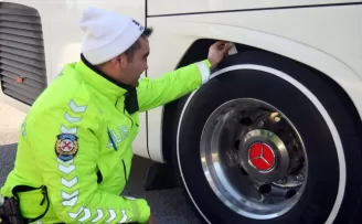 Amasya’da trafik ekipleri ticari araçlarda “zorunlu kış lastiği“ denetimi yaptı