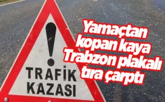 Korku dolu anlar! Yamaçtan kopan kaya Trabzon plakalı tıra çarptı