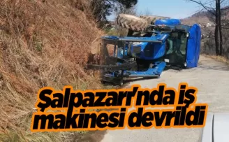 Trabzon Şalpazarı’nda iş makinesi devrildi