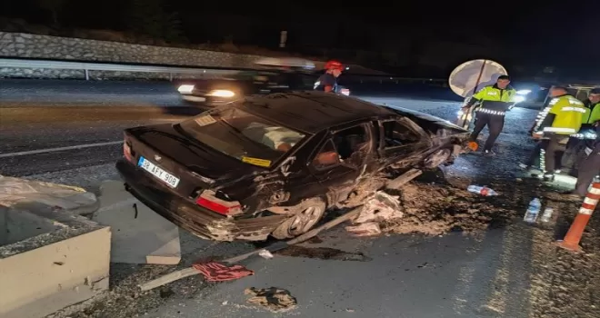 Amasya’da bariyerlere çarpan otomobilin sürücüsü yaralandı