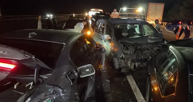 Anadolu Otoyolu’nda 11 aracın karıştığı zincirleme kazada 6 kişi yaralandı