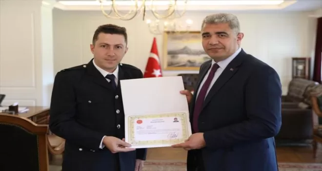 Azerbaycan bayrağına hassasiyet gösteren polis başarı belgesiyle ödüllendirildi
