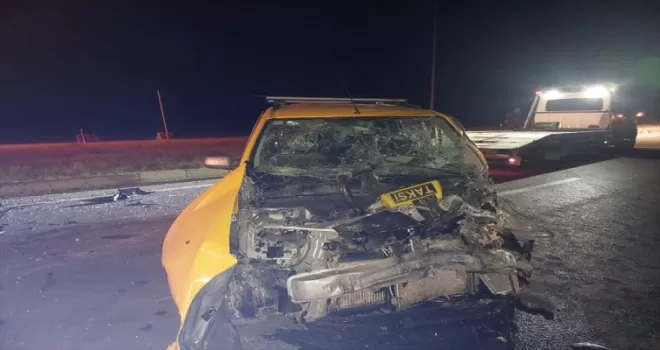 Çorum’da traktörle taksinin çarpışması sonucu 3 kişi yaralandı