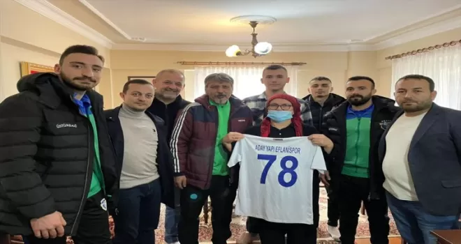 Karabük'te futbolcular şehit öğretmen Aybüke Yalçın'ın annesini ziyaret etti
