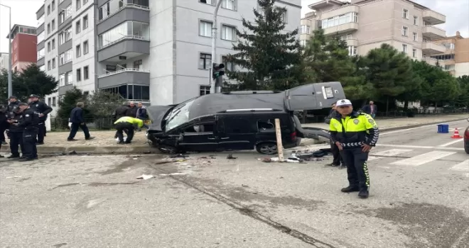 Samsun’da hafif ticari araç ile otomobil çarpıştı, 2’si polis 4 kişi yaralandı