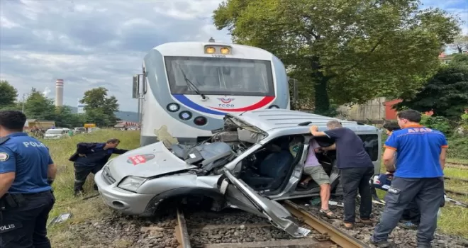 Zonguldak’ta yolcu treninin çarptığı aracın sürücüsü ağır yaralandı